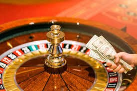 Tampilan meja Casino Hold'em langsung dengan dealer profesional aries togel